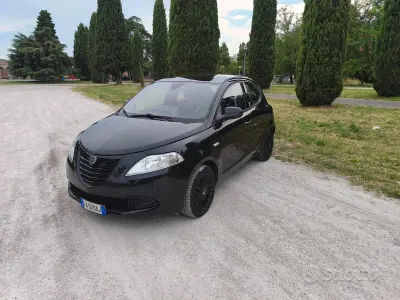 Usata Lancia Ypsilon Gold 69 CV (50 kW) 2015 Nero Utilitaria