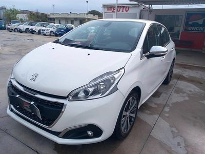 Gebraucht Peugeot 208 Allure 81 PS (59 kW) 2018 Weiß Kleinwagen