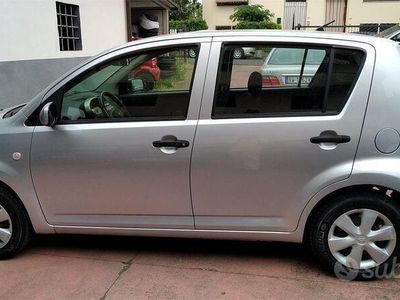 Usata Daihatsu Sirion 58 CV (42 kW) 2008 Argento Utilitaria