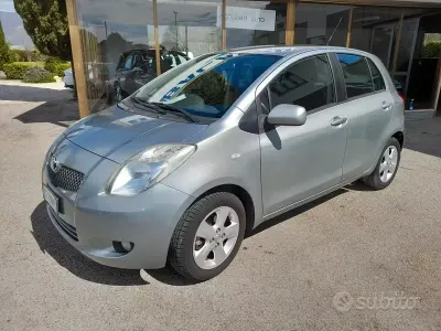Usata Toyota Yaris Sol 69 CV (50 kW) 2005 Grigio Berlina