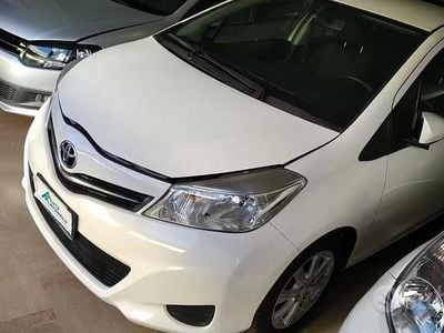 Usata Toyota Yaris Active 90 CV (66 kW) 2013 Bianco Utilitaria