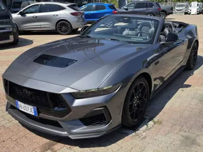 Usata Ford Mustang GT Convertible 446 CV (328 kW) 2025 Grigio Cabrio