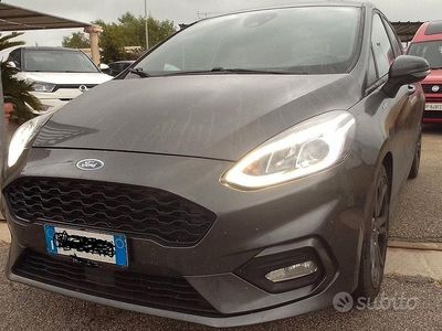 Usado Ford Fiesta ST-Line 86 HP (63 kW) 2018 Cinzento Sedan