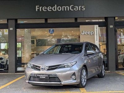 Usata Toyota Auris Hybrid Active 99 CV (72 kW) 2015 Bronzo Berlina