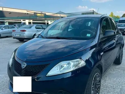 Usata Lancia Ypsilon Gold 95 CV (69 kW) 2018 Bluazzurro Utilitaria