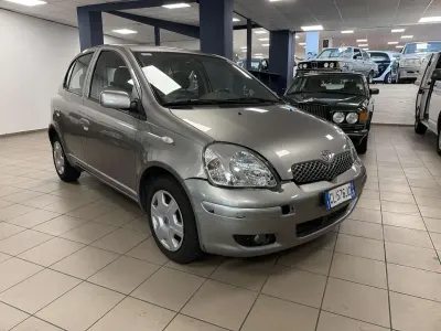 Usata Toyota Yaris Sol 87 CV (63 kW) 2004 Grigio Utilitaria