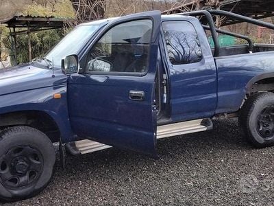 Usata Toyota HiLux 90 CV (66 kW) 2000 Blu Pick-up