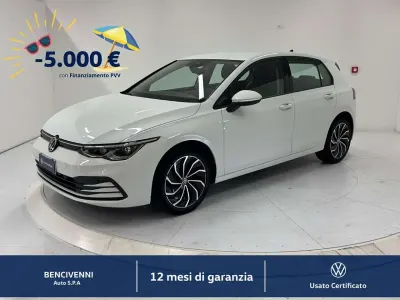 Usata VW Golf VIII Life 131 CV (96 kW) 2020 Bianco Utilitaria