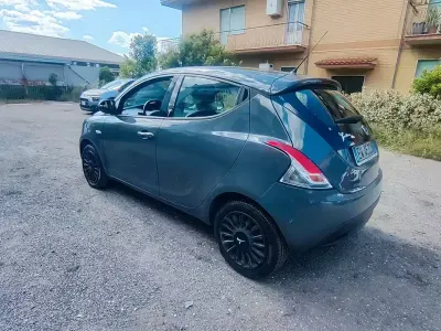 Usata Lancia Ypsilon Gold 69 CV (50 kW) 2015 Grigio Utilitaria