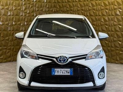Usata Toyota Yaris Hybrid Cool 73 CV (53 kW) 2017 Bianco Berlina