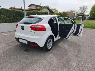Usata Kia Rio 75 CV (55 kW) 2012 Bianco Utilitaria