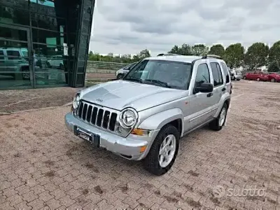 Usata Jeep Cherokee 163 CV (119 kW) 2008 Grigio SUV