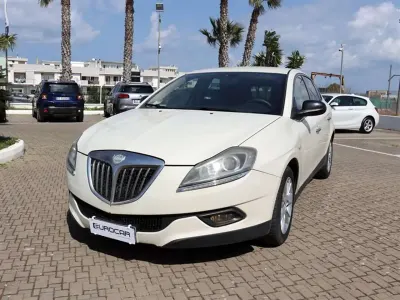 Begagnad Lancia Delta 120 HK (88 kW) 2009 Guld Halvkombi