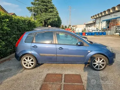 Usata Ford Fiesta 68 CV (50 kW) 2006 Bluazzurro Utilitaria