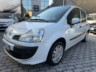 Usata Renault Modus Dynamique 75 CV (55 kW) 2010 Bianco Monovolume
