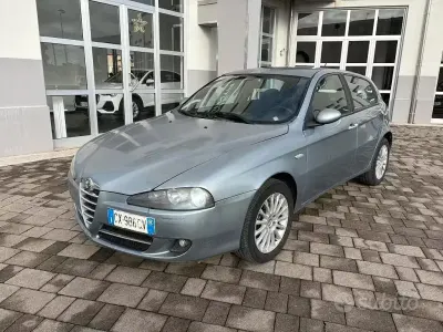 Usata Alfa Romeo 147 Distinctive 116 CV (85 kW) 2005 Grigio Utilitaria