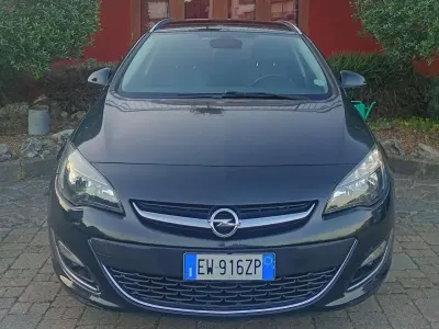 Usata Opel Astra 140 CV (102 kW) 2015 Nero Station wagon