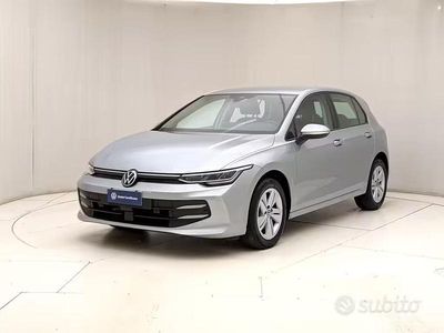 Usata VW Golf VIII Life 116 CV (85 kW) 2025 Grigio Berlina