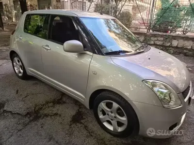 Usado Suzuki Swift 69 CV (50 kW) 2007 Gris Utilitario