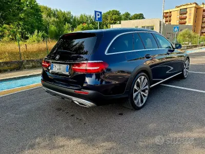 Usata Mercedes E220 All-Terrain Premium 194 CV (142 kW) 2019 Bluazzurro Station wagon