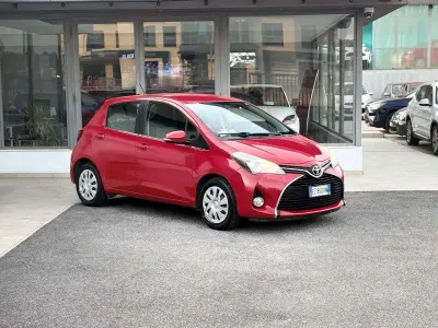 Usata Toyota Yaris 69 CV (50 kW) 2015 Rosso Utilitaria