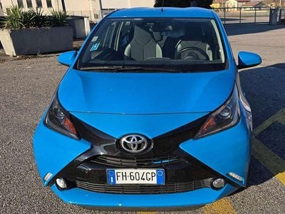 Usata Toyota Aygo X-play 69 CV (50 kW) 2017 Blu/azzurro Utilitaria
