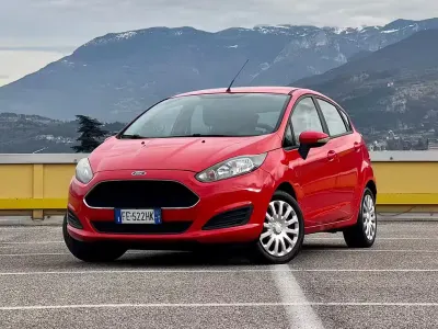 Begagnad Ford Fiesta 75 HK (55 kW) 2016 Röd Halvkombi