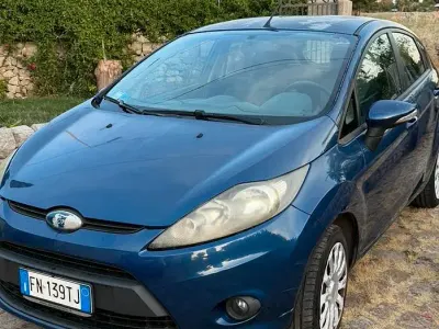 Usata Ford Fiesta 97 CV (71 kW) 2010 Blu Berlina