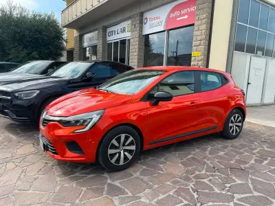 Usata Renault Clio V Life 67 CV (49 kW) 2023 Orange valencia met. Berlina