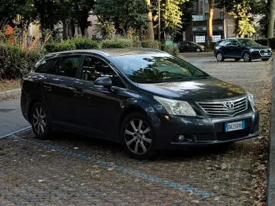 Usata Toyota Avensis T2 126 CV (92 kW) 2009 Grigio Station wagon