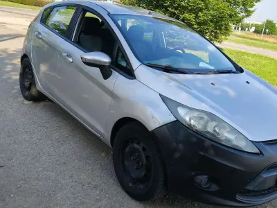 Usata Ford Fiesta Titanium 95 CV (69 kW) 2009 Argento Berlina