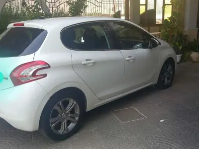 Usata Peugeot 208 Active 68 CV (50 kW) 2014 Utilitaria