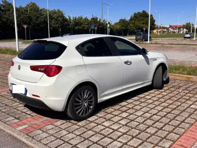 Usata Alfa Romeo Giulietta Distinctive 105 CV (77 kW) 2011 Bianco Utilitaria