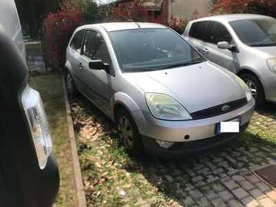Usata Ford Fiesta Zetec 75 CV (55 kW) 2003 Argento Utilitaria