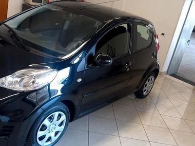 Usata Peugeot 107 Active 67 CV (49 kW) 2012 Nero Utilitaria