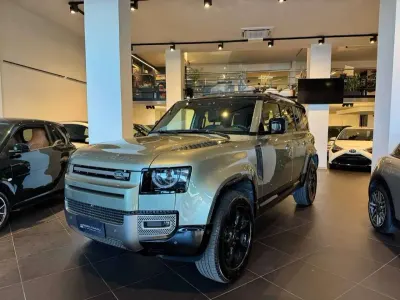 Usata Land Rover Defender SE Dynamic 200 CV (147 kW) 2024 Verde SUV