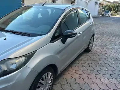 Usata Ford Fiesta 90 CV (66 kW) 2011 Grigio Berlina