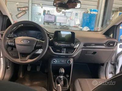 Usata Ford Fiesta Titanium 85 CV (62 kW) 2018 Grigio Utilitaria