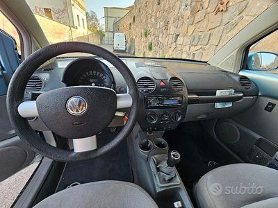Usata VW New Beetle 105 CV (77 kW) 2004 Blu Utilitaria