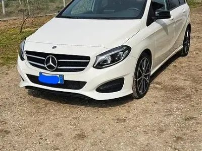 Usata Mercedes B180 109 CV (80 kW) 2018 Bianco Utilitaria