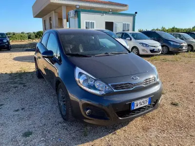 Usata Kia Rio 90 CV (66 kW) 2014 Grigio Berlina