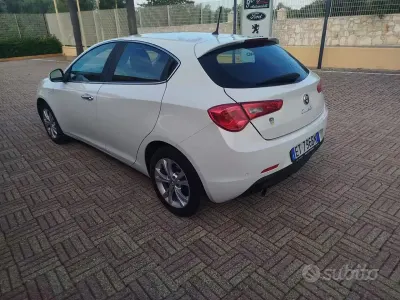 Usata Alfa Romeo Giulietta Exclusive 105 CV (77 kW) 2013 Bianco Utilitaria