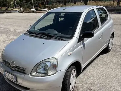 Usata Toyota Yaris 68 CV (50 kW) 2003 Argento Berlina