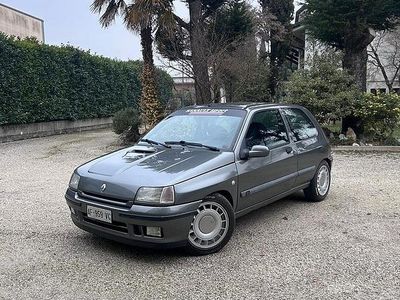 Käytetty Renault Clio 137 HP (100 kW) 1995 Harmaa Viistoperä