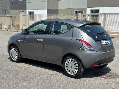 Usata Lancia Ypsilon 69 CV (50 kW) 2016 Grigio Utilitaria