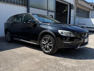 Usata Volvo V60 CC Pro 150 CV (110 kW) 2017 Nero Station wagon