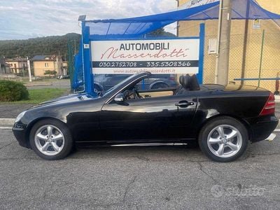Usata Mercedes SLK200 163 CV (119 kW) 2001 Nero pastello Cabrio