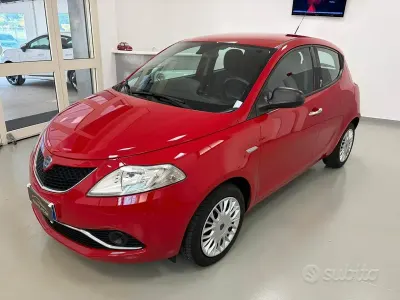 Usata Lancia Ypsilon Silver 69 CV (50 kW) 2016 Rosso Utilitaria