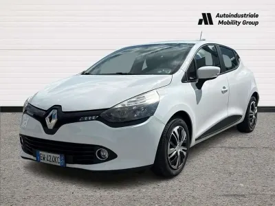 Käytetty Renault Clio IV 75 HP (55 kW) 2014 Valkoinen Sedan