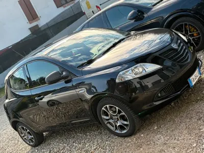 Usata Lancia Ypsilon 69 CV (50 kW) 2015 Nero Utilitaria